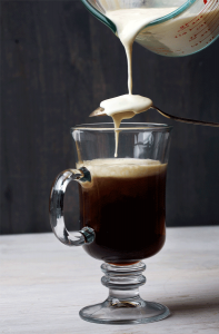 Irish Coffee waar slagroom opgeschonen wordt