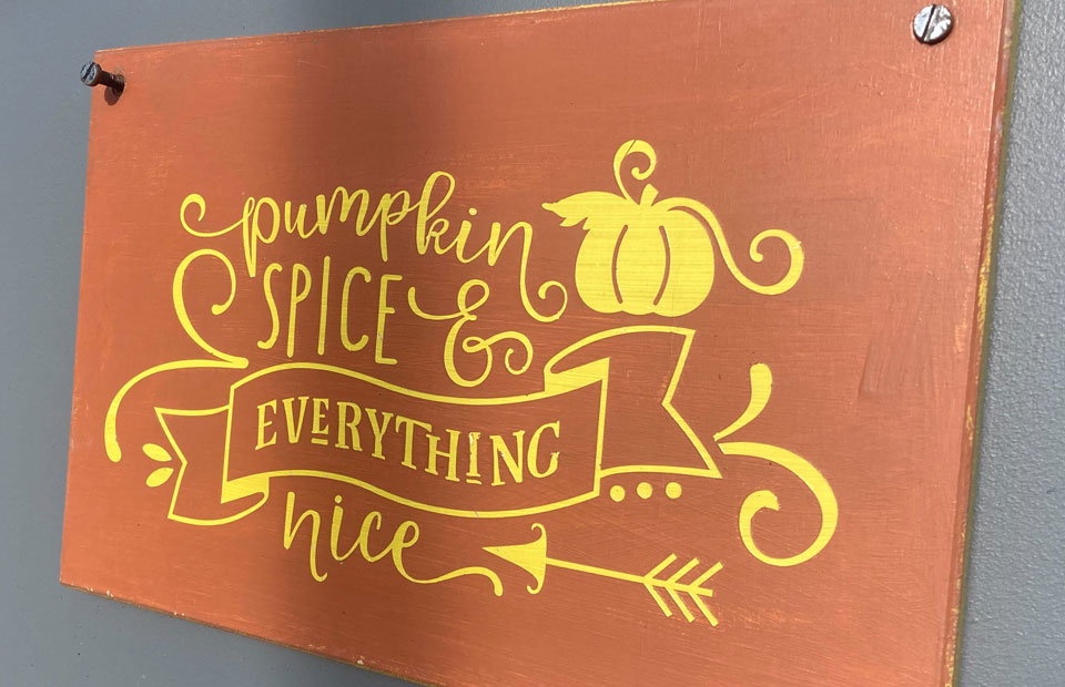 Bordje met tekst Pumpkin Spice & Everything Nice